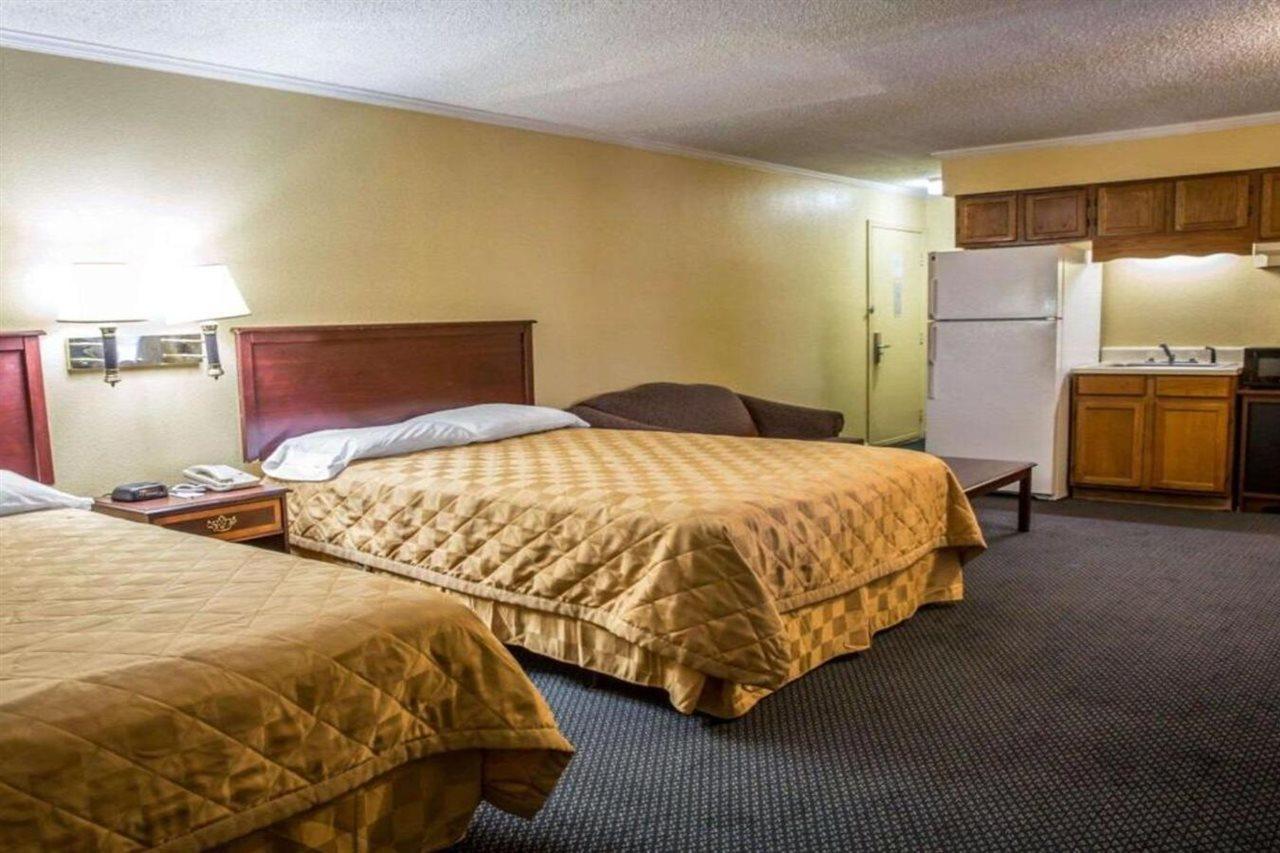 Rodeway Inn & Suites Plymouth Hwy 64 Exteriör bild