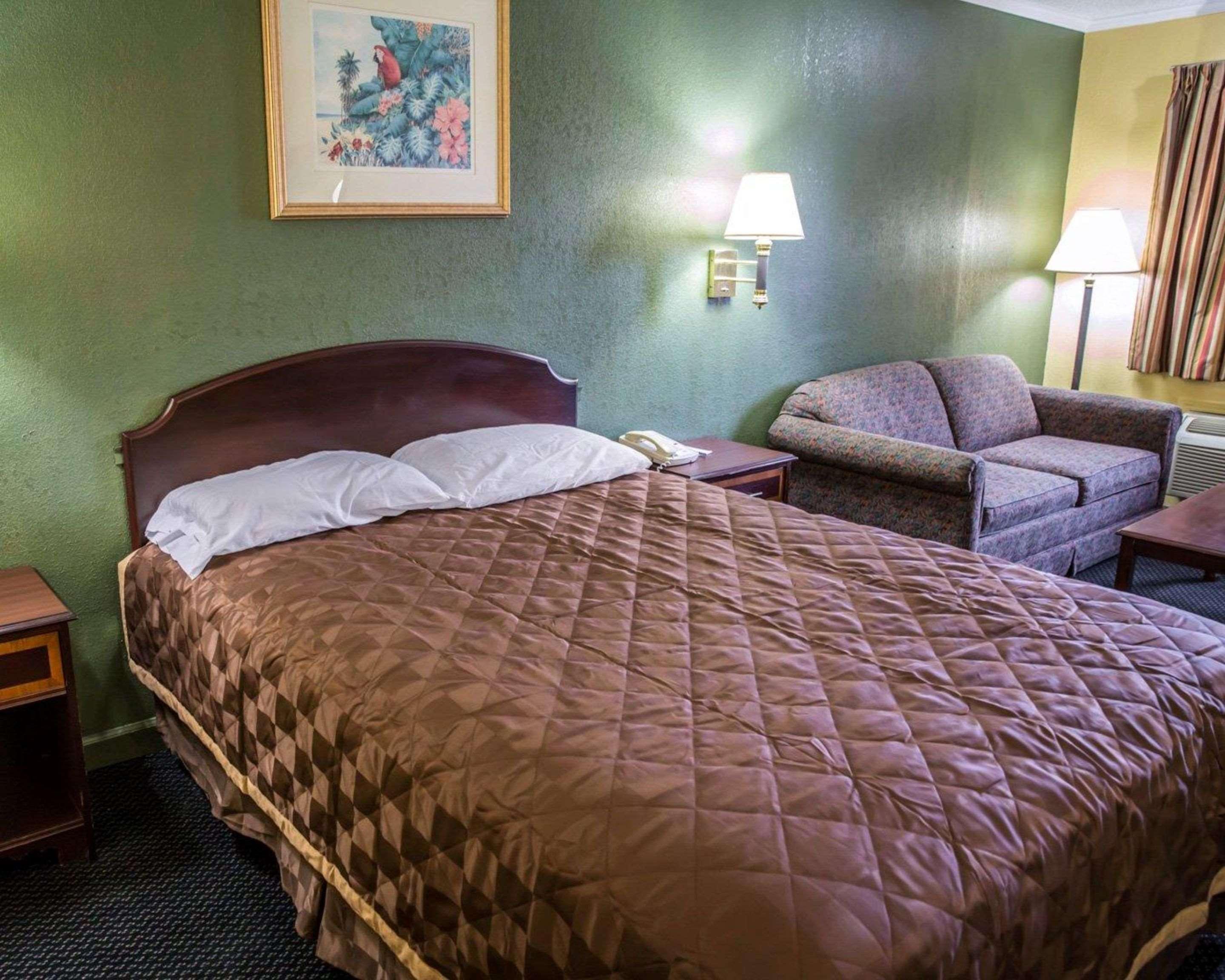 Rodeway Inn & Suites Plymouth Hwy 64 Exteriör bild
