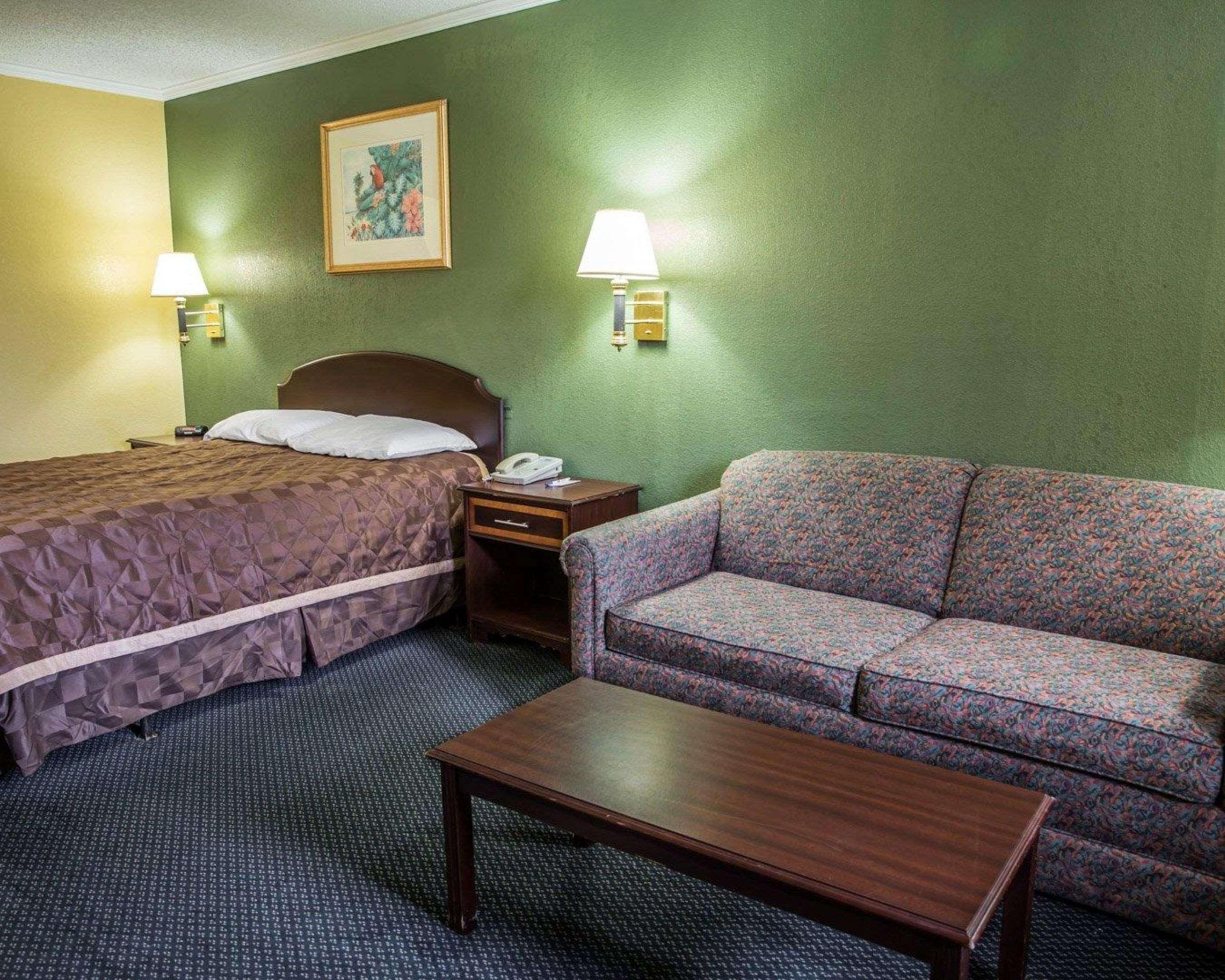 Rodeway Inn & Suites Plymouth Hwy 64 Exteriör bild