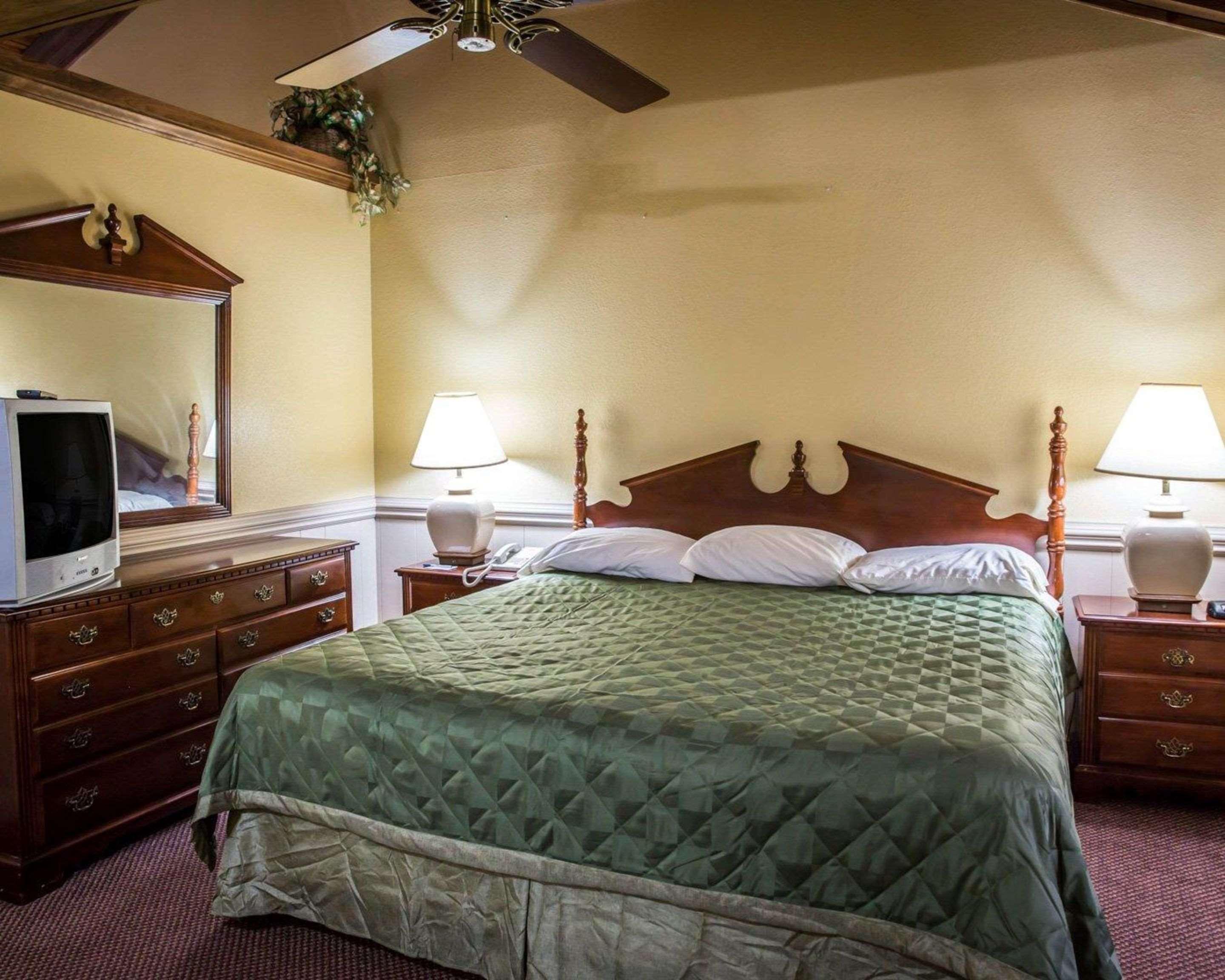 Rodeway Inn & Suites Plymouth Hwy 64 Exteriör bild