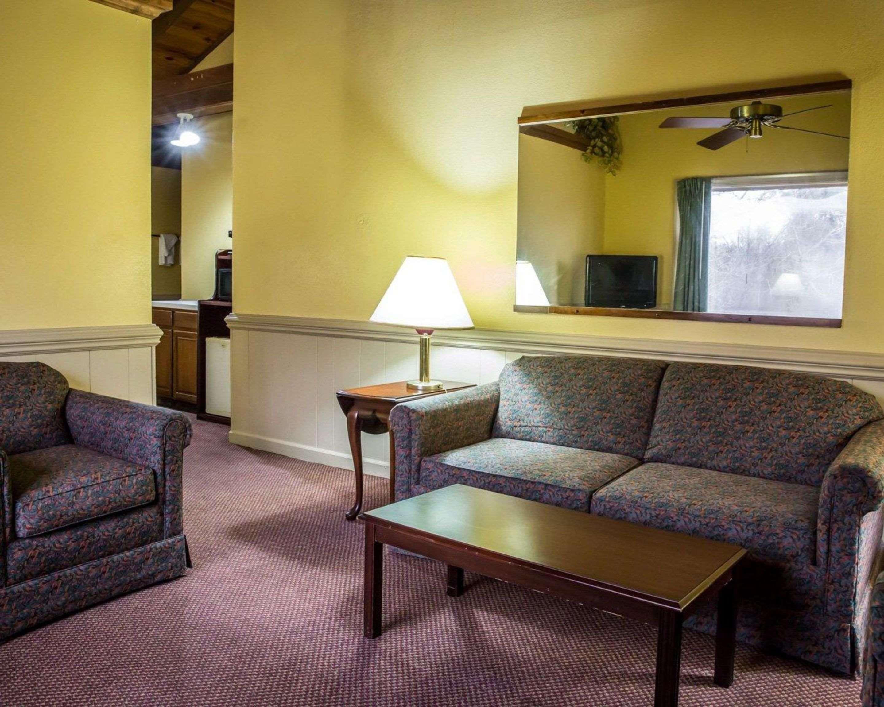 Rodeway Inn & Suites Plymouth Hwy 64 Exteriör bild