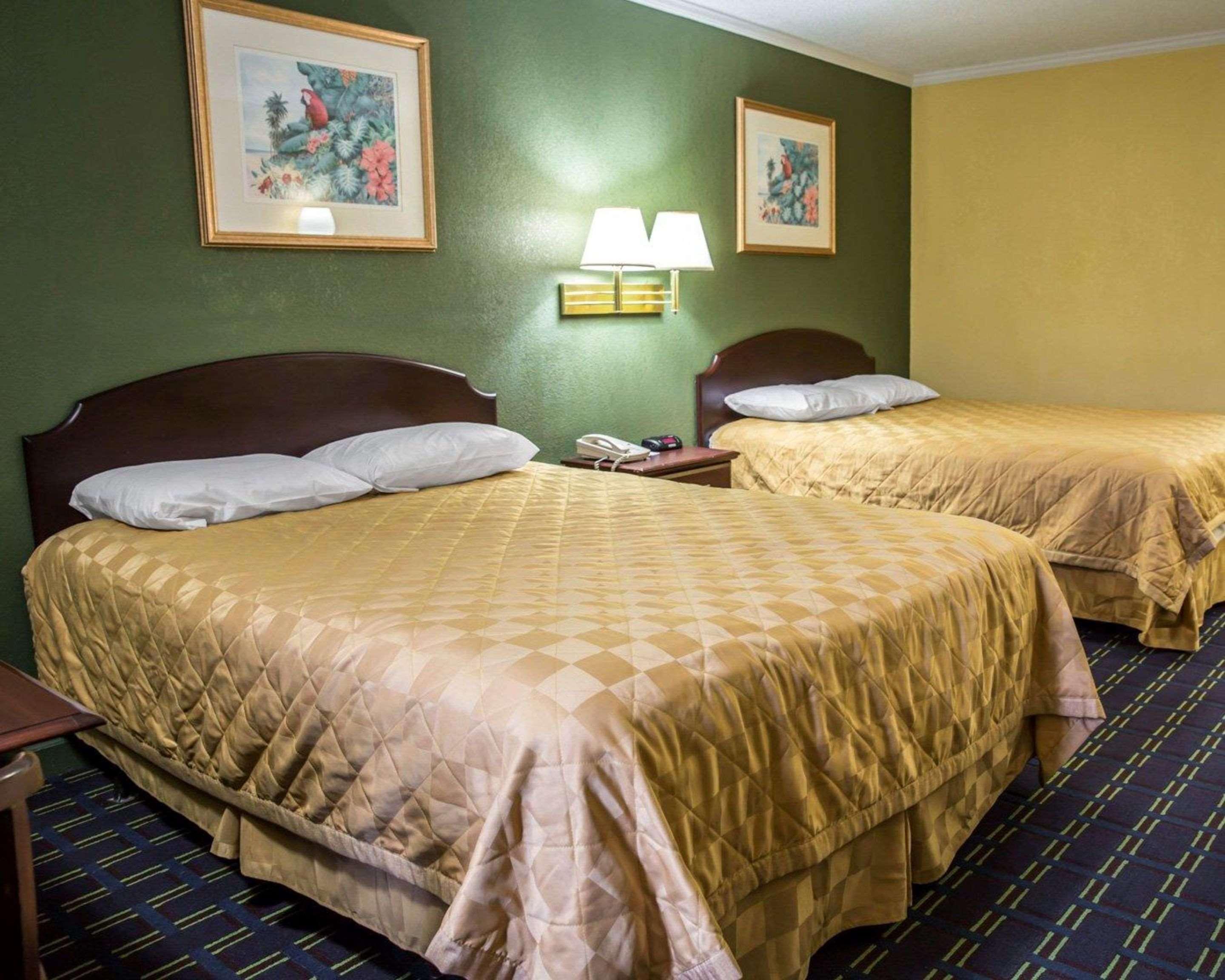 Rodeway Inn & Suites Plymouth Hwy 64 Exteriör bild