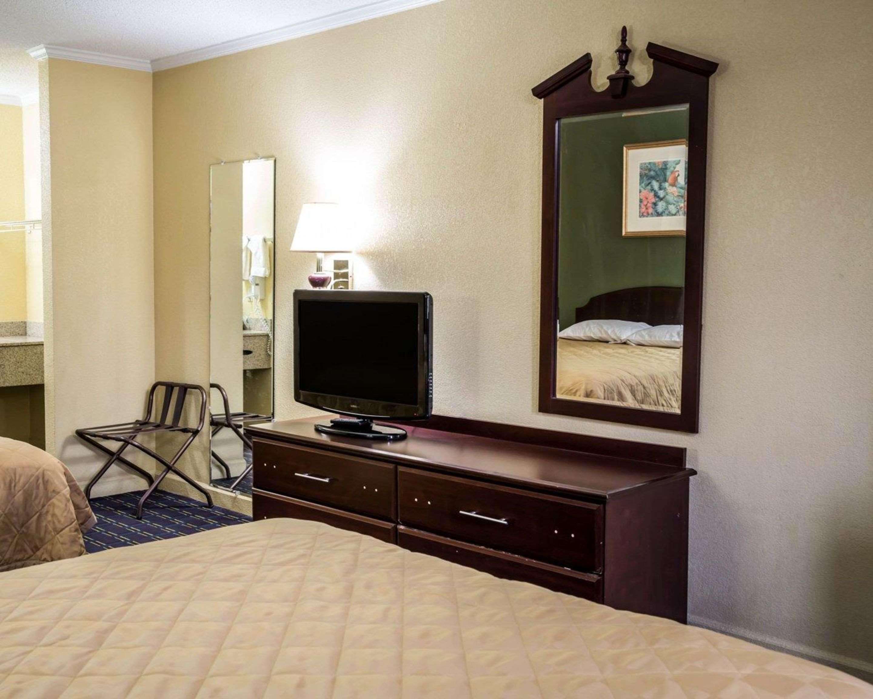 Rodeway Inn & Suites Plymouth Hwy 64 Exteriör bild