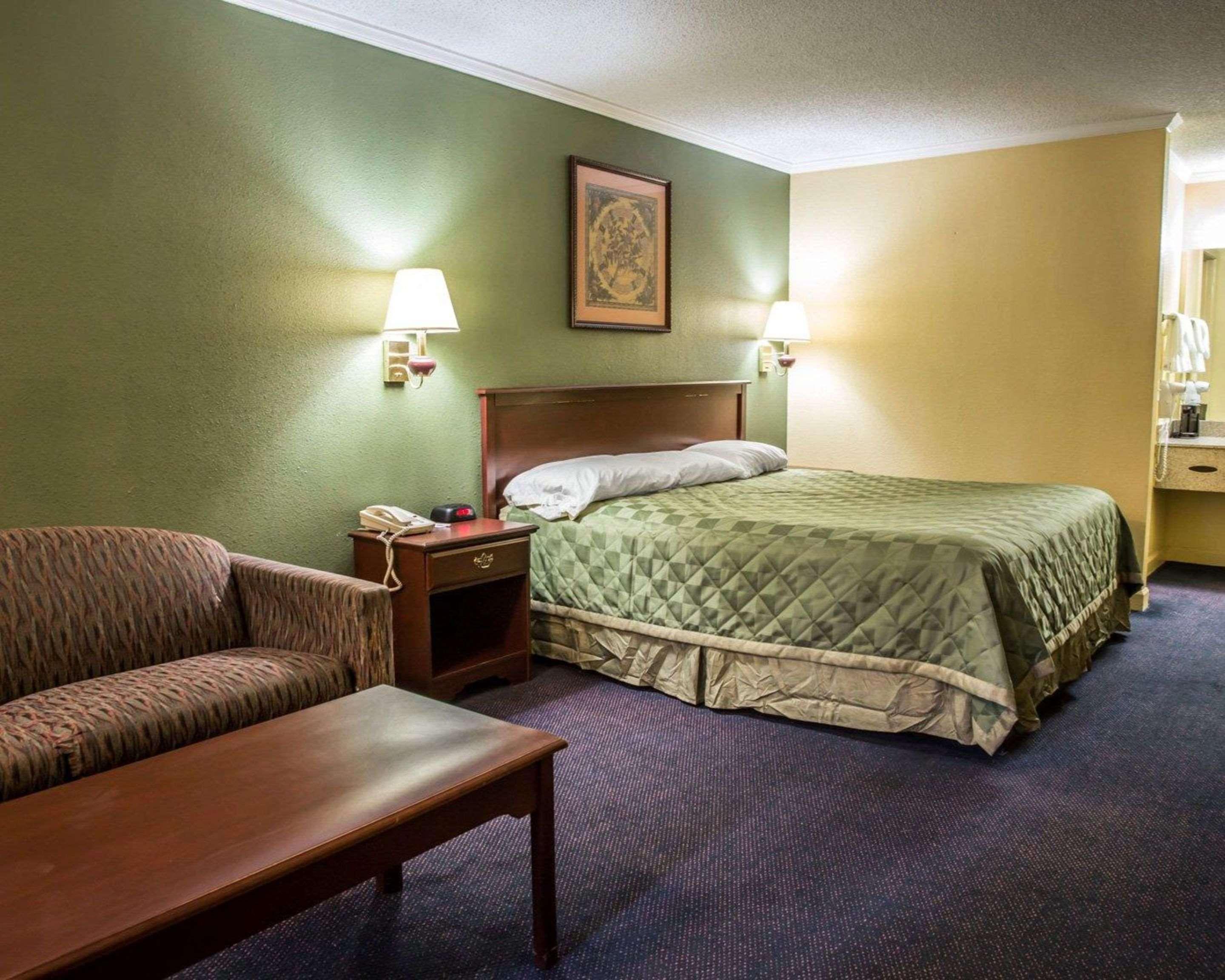 Rodeway Inn & Suites Plymouth Hwy 64 Exteriör bild