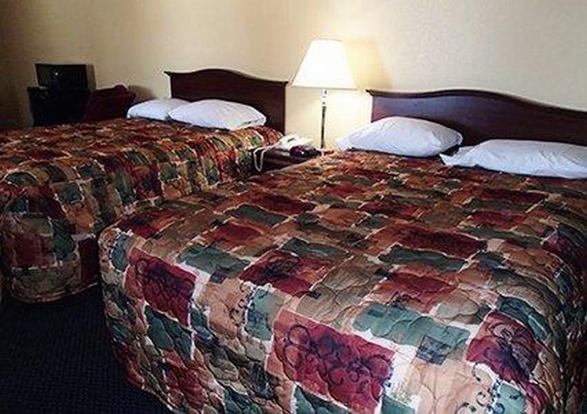 Rodeway Inn & Suites Plymouth Hwy 64 Exteriör bild