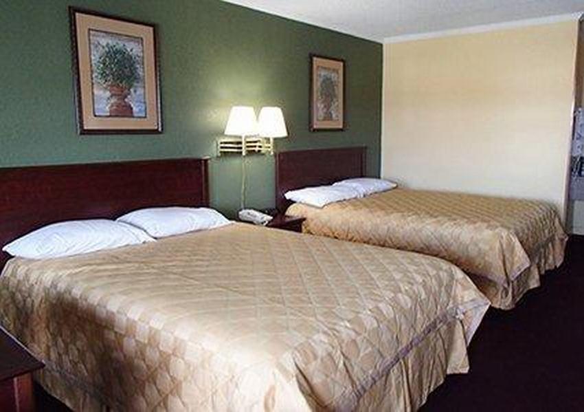 Rodeway Inn & Suites Plymouth Hwy 64 Exteriör bild