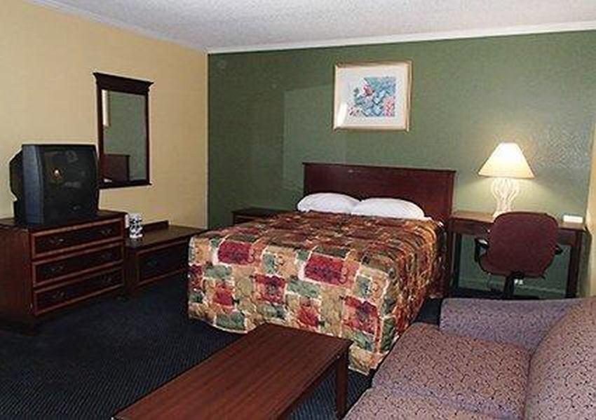 Rodeway Inn & Suites Plymouth Hwy 64 Exteriör bild