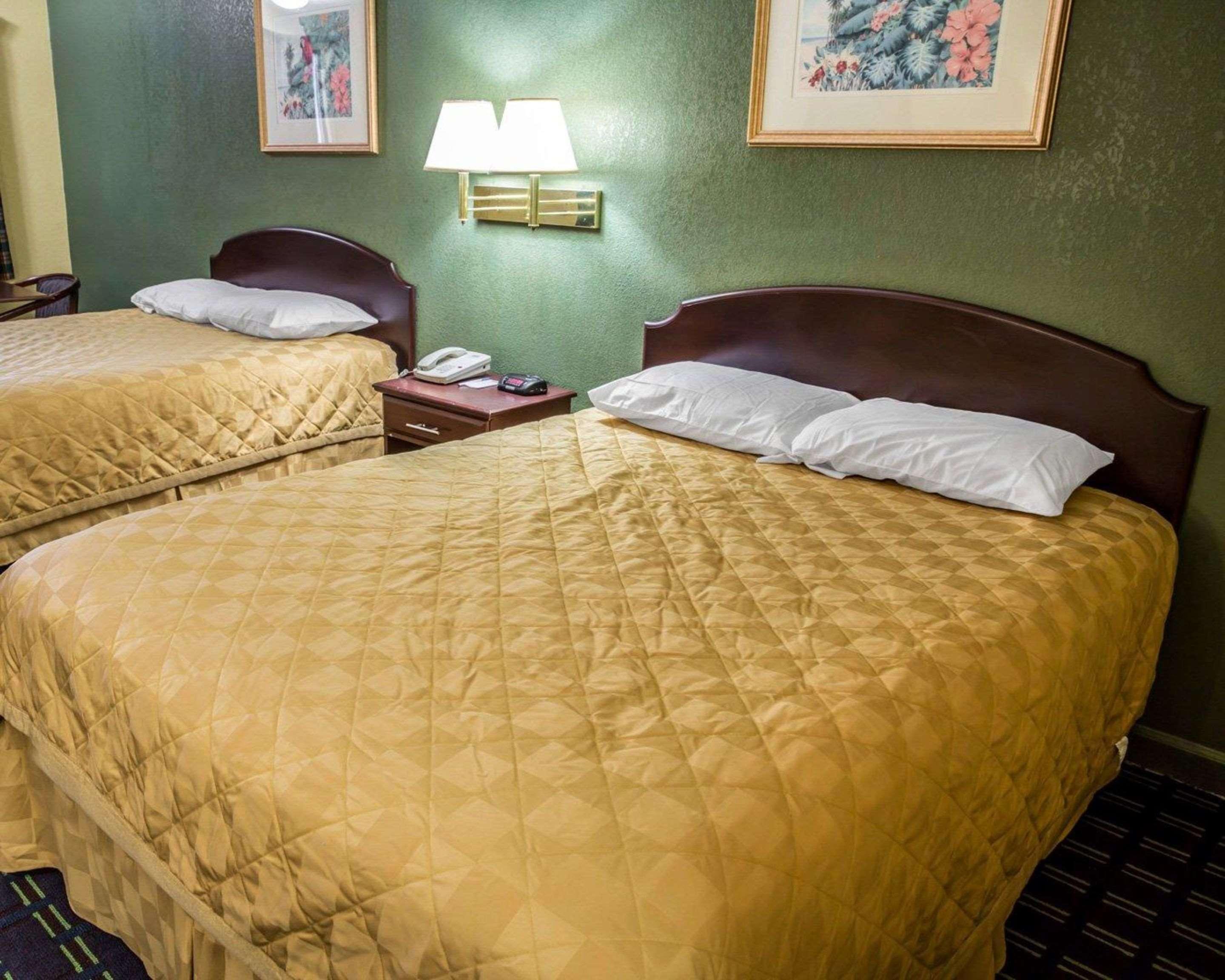 Rodeway Inn & Suites Plymouth Hwy 64 Exteriör bild