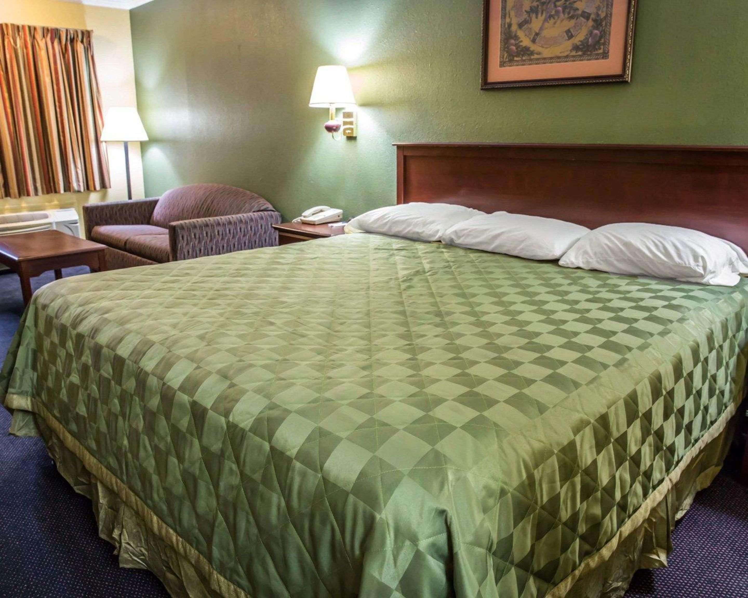 Rodeway Inn & Suites Plymouth Hwy 64 Exteriör bild