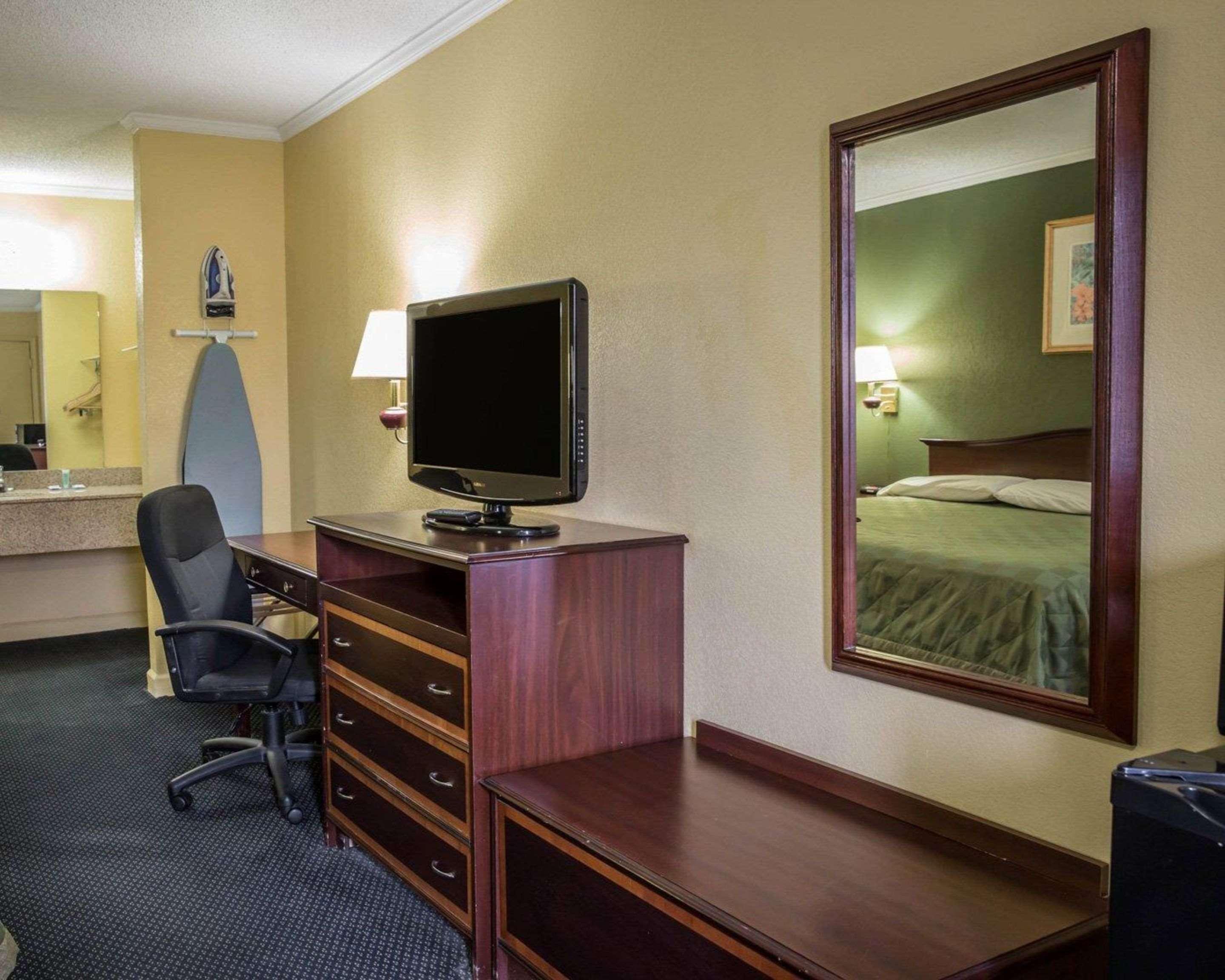 Rodeway Inn & Suites Plymouth Hwy 64 Exteriör bild
