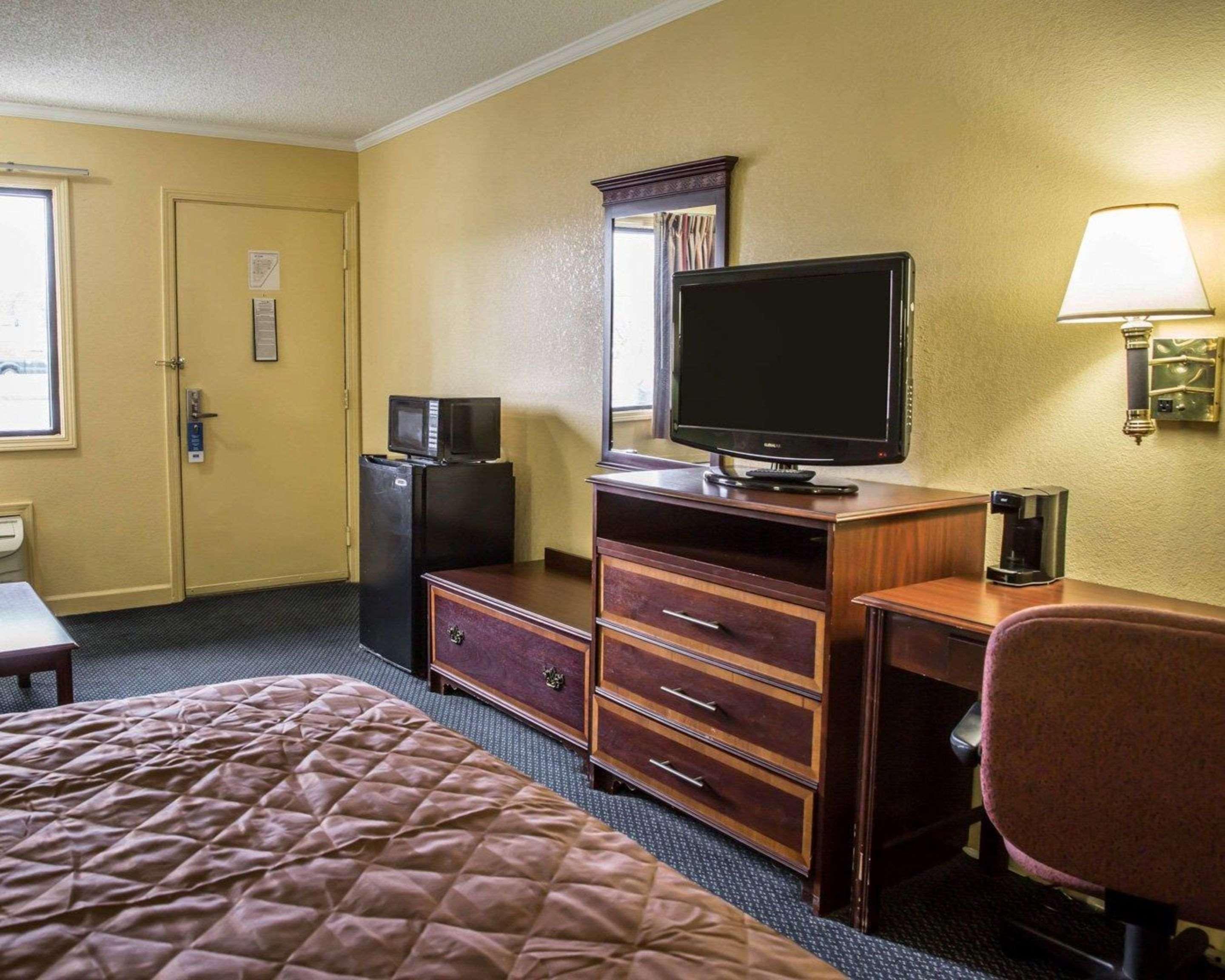 Rodeway Inn & Suites Plymouth Hwy 64 Exteriör bild