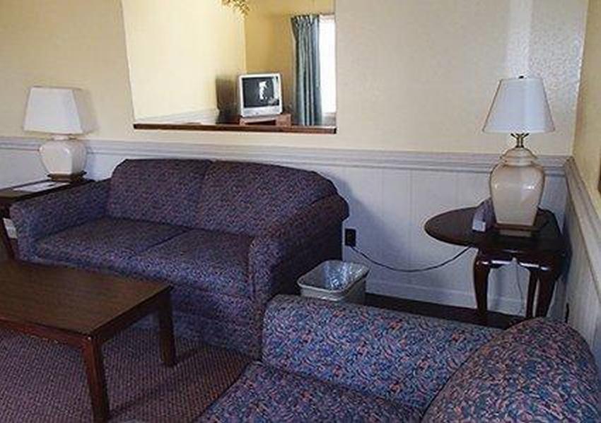 Rodeway Inn & Suites Plymouth Hwy 64 Exteriör bild