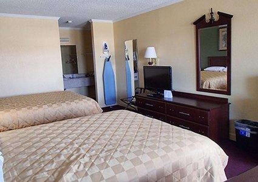 Rodeway Inn & Suites Plymouth Hwy 64 Exteriör bild