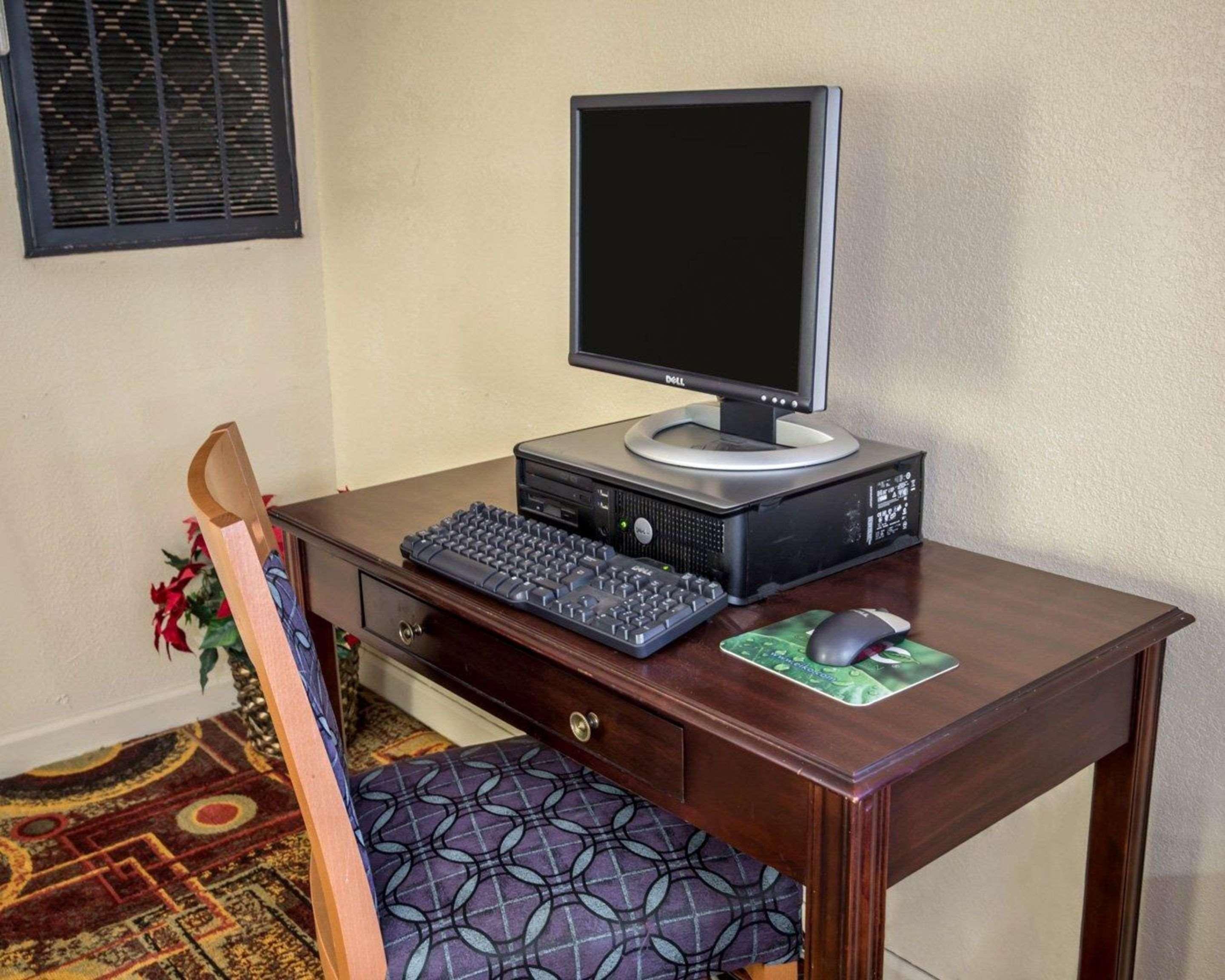 Rodeway Inn & Suites Plymouth Hwy 64 Exteriör bild