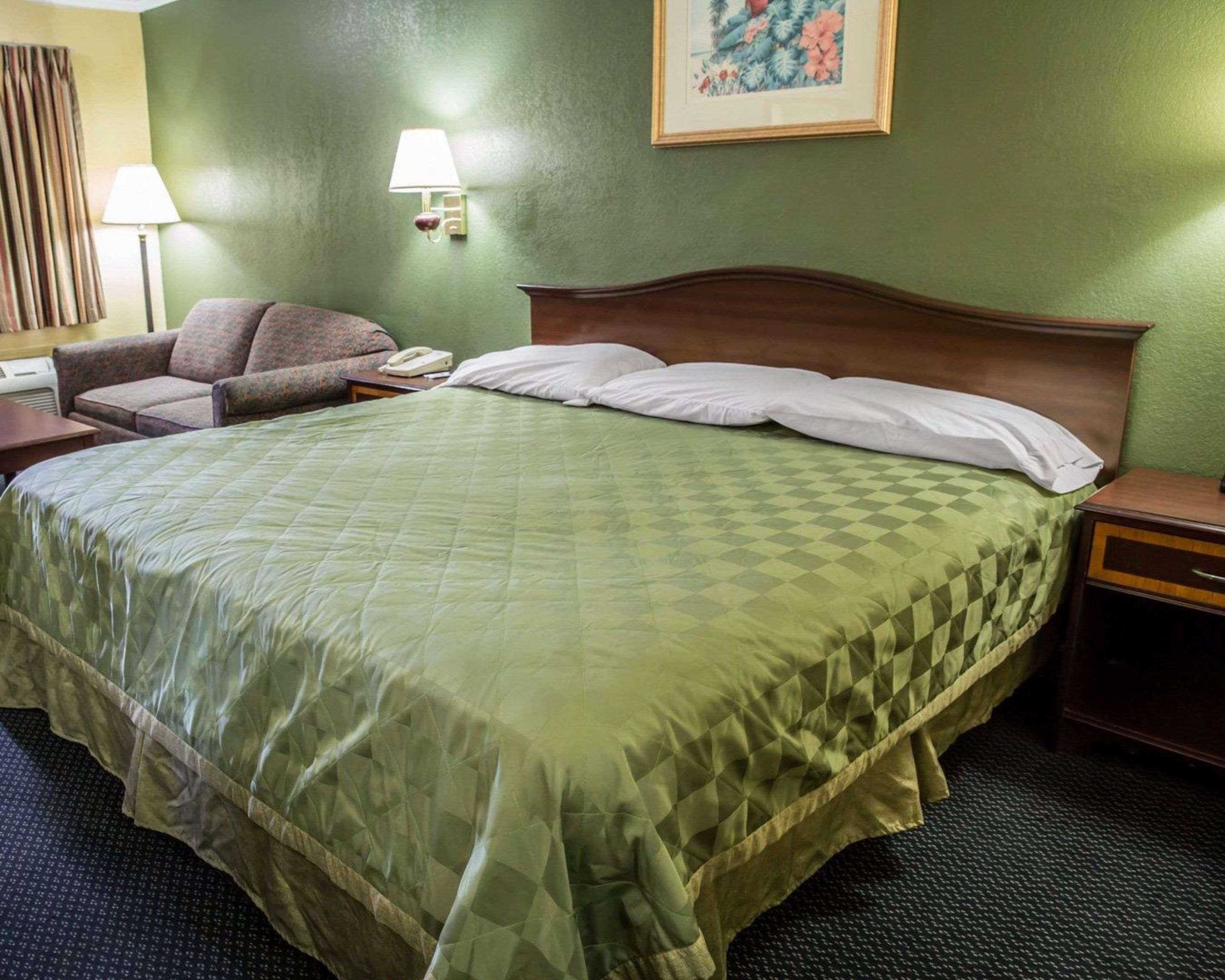 Rodeway Inn & Suites Plymouth Hwy 64 Exteriör bild