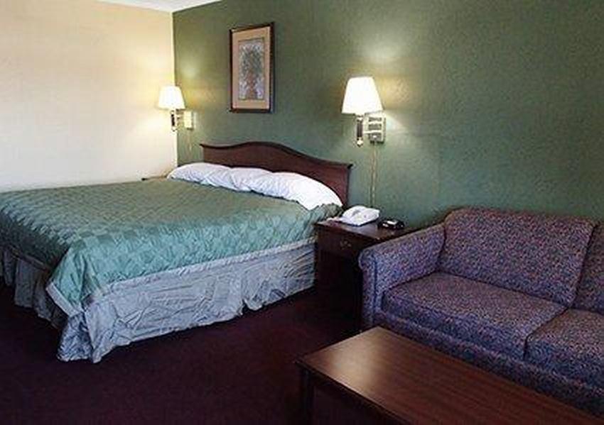 Rodeway Inn & Suites Plymouth Hwy 64 Exteriör bild