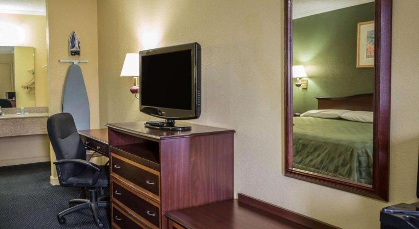 Rodeway Inn & Suites Plymouth Hwy 64 Exteriör bild
