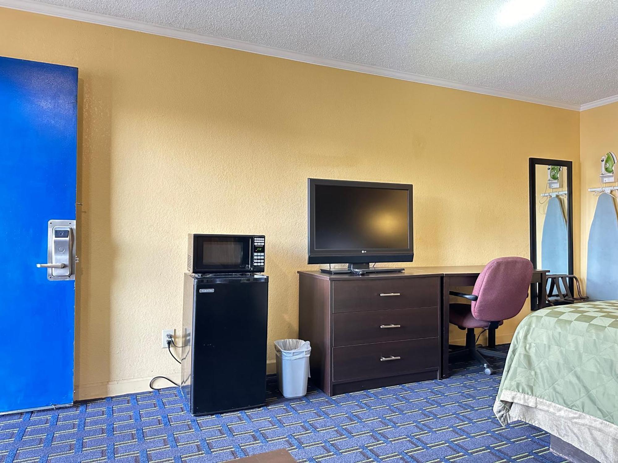 Rodeway Inn & Suites Plymouth Hwy 64 Exteriör bild