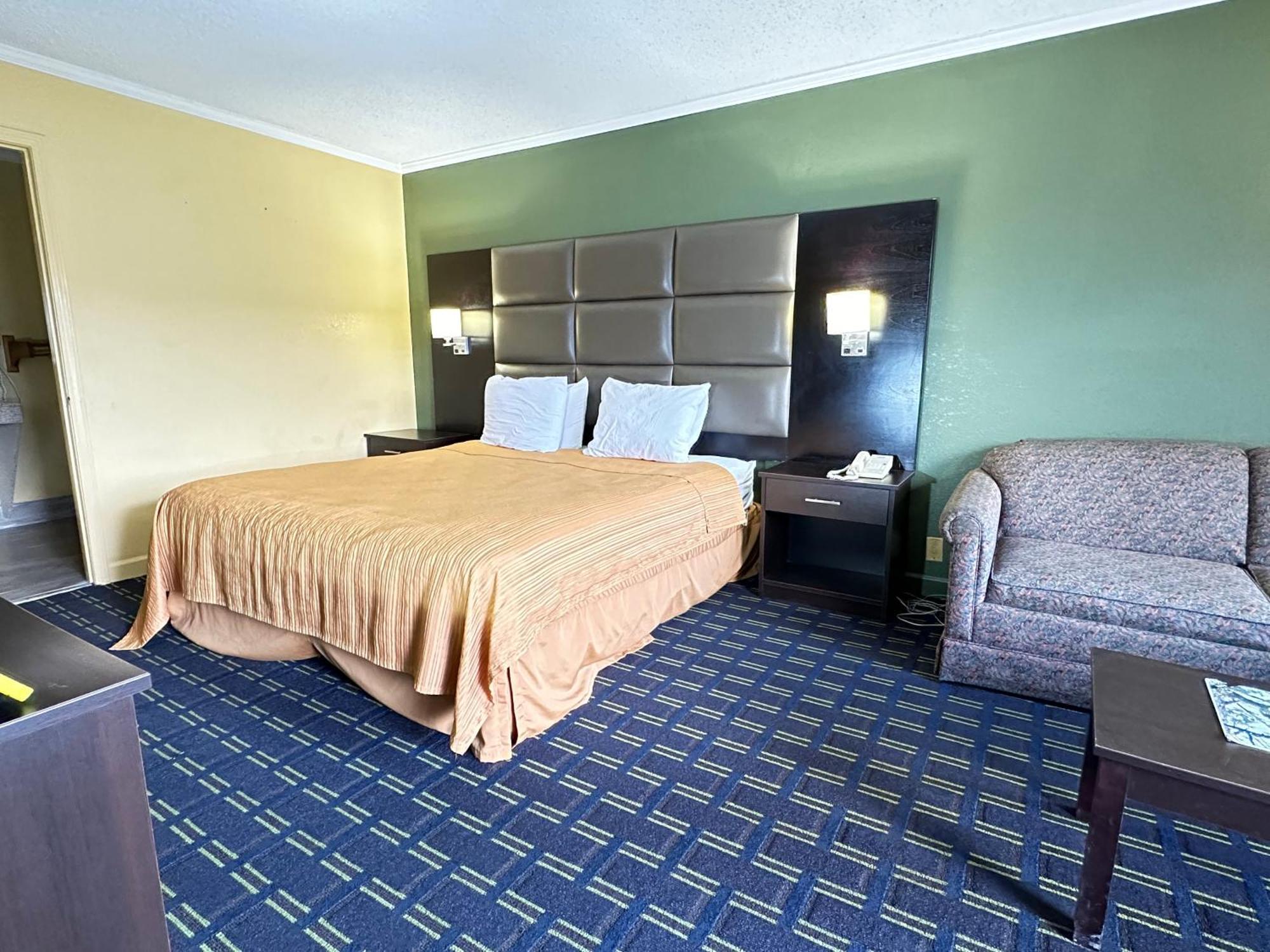Rodeway Inn & Suites Plymouth Hwy 64 Exteriör bild