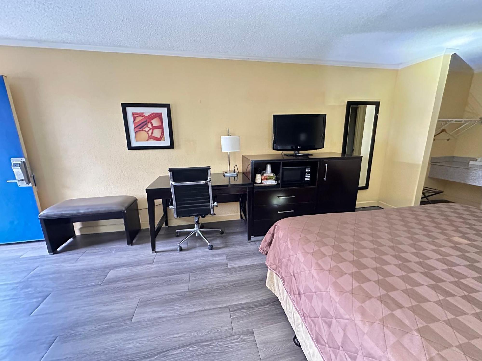 Rodeway Inn & Suites Plymouth Hwy 64 Exteriör bild