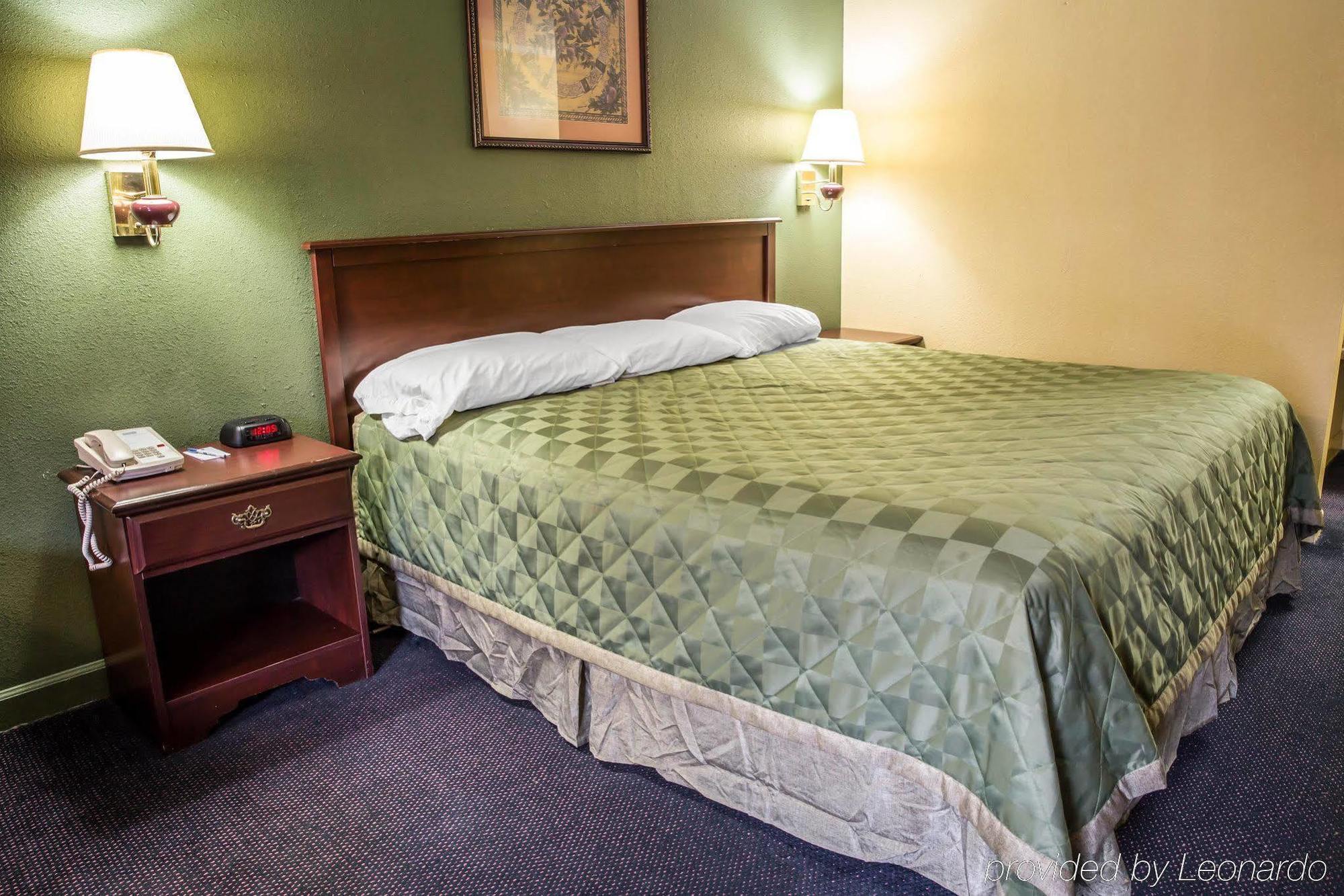 Rodeway Inn & Suites Plymouth Hwy 64 Exteriör bild