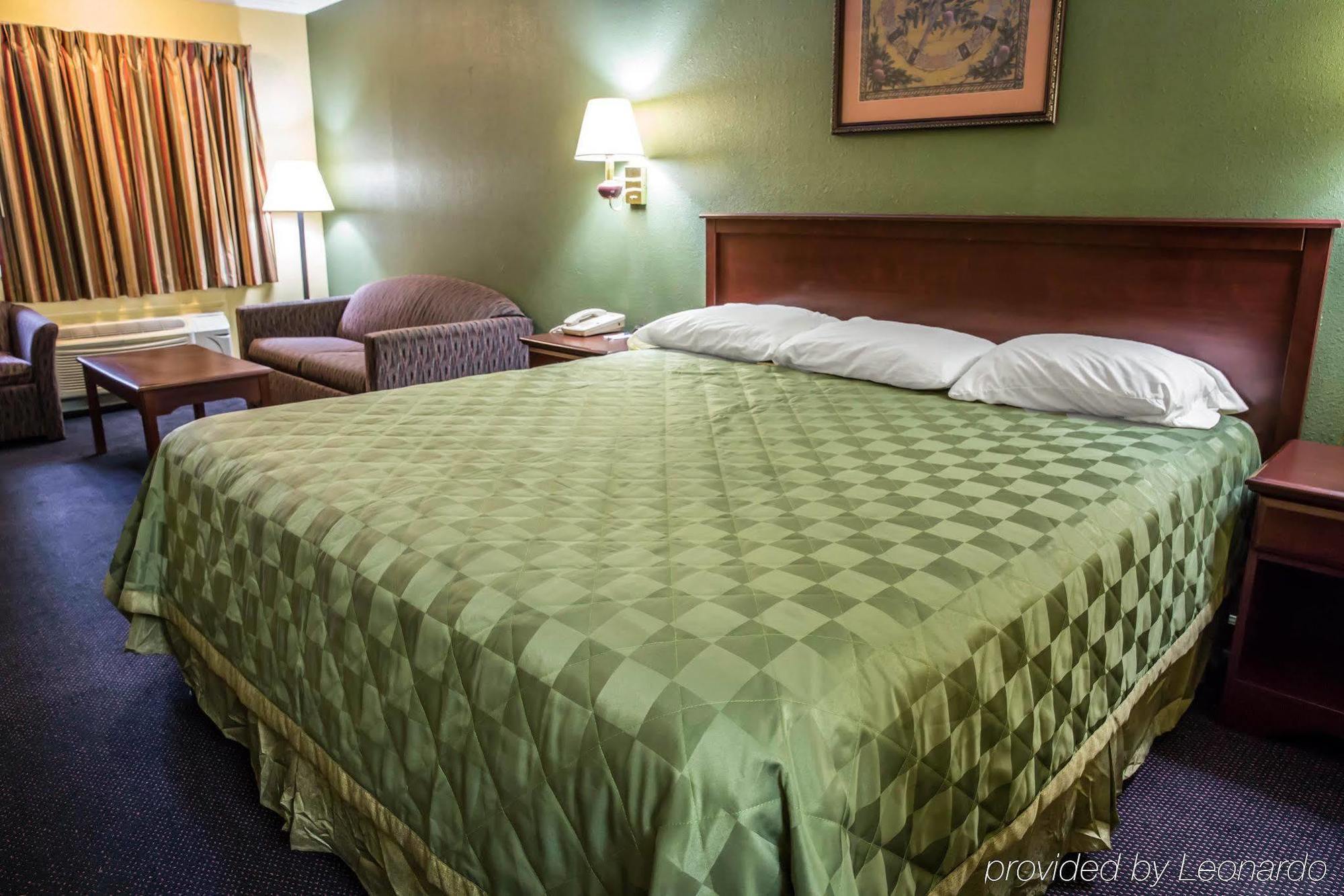 Rodeway Inn & Suites Plymouth Hwy 64 Exteriör bild
