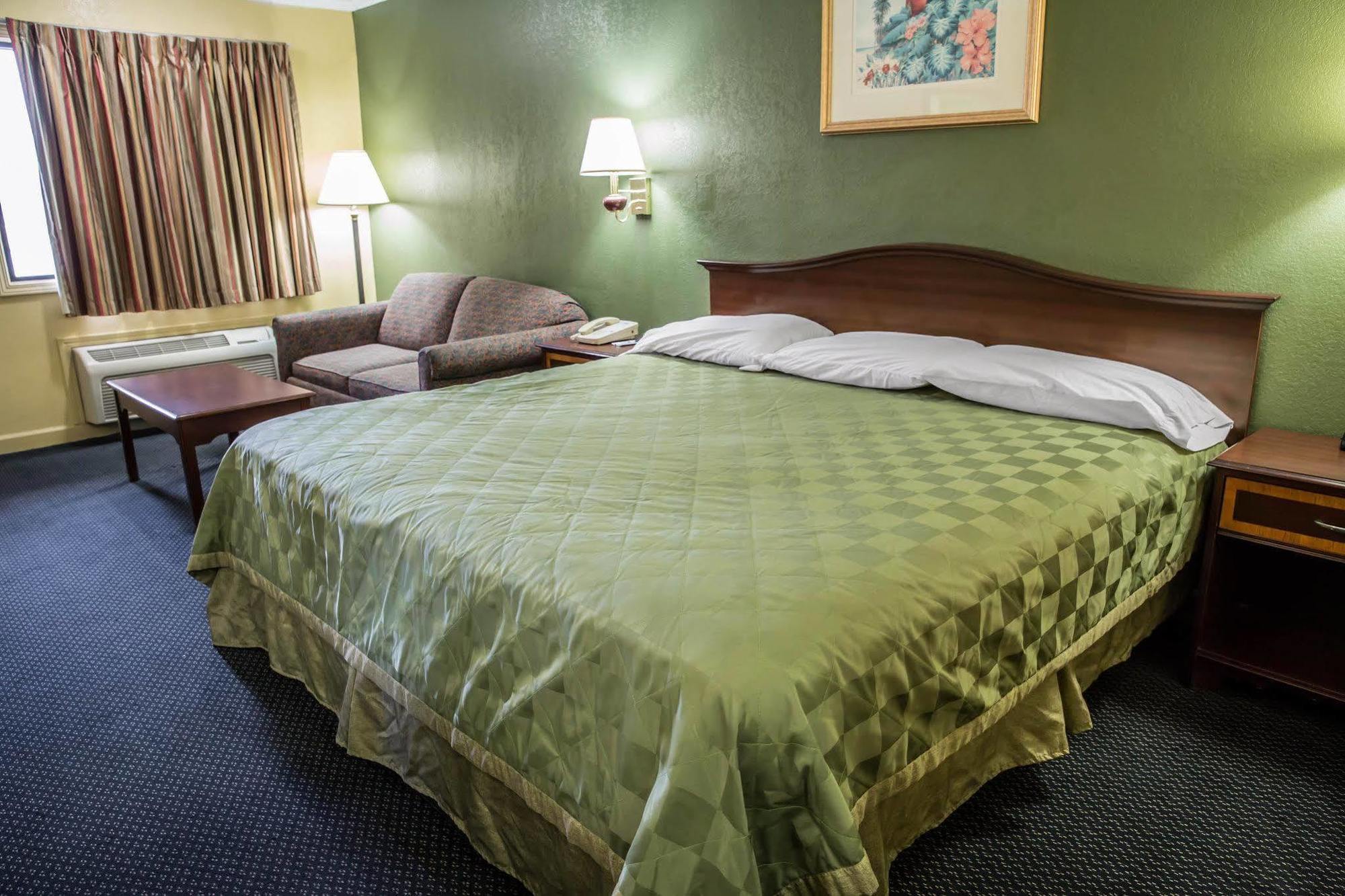 Rodeway Inn & Suites Plymouth Hwy 64 Exteriör bild