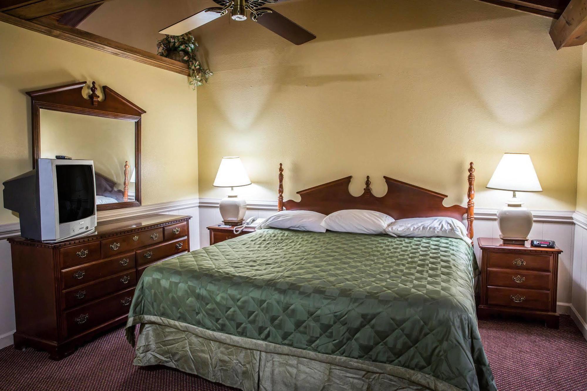 Rodeway Inn & Suites Plymouth Hwy 64 Exteriör bild