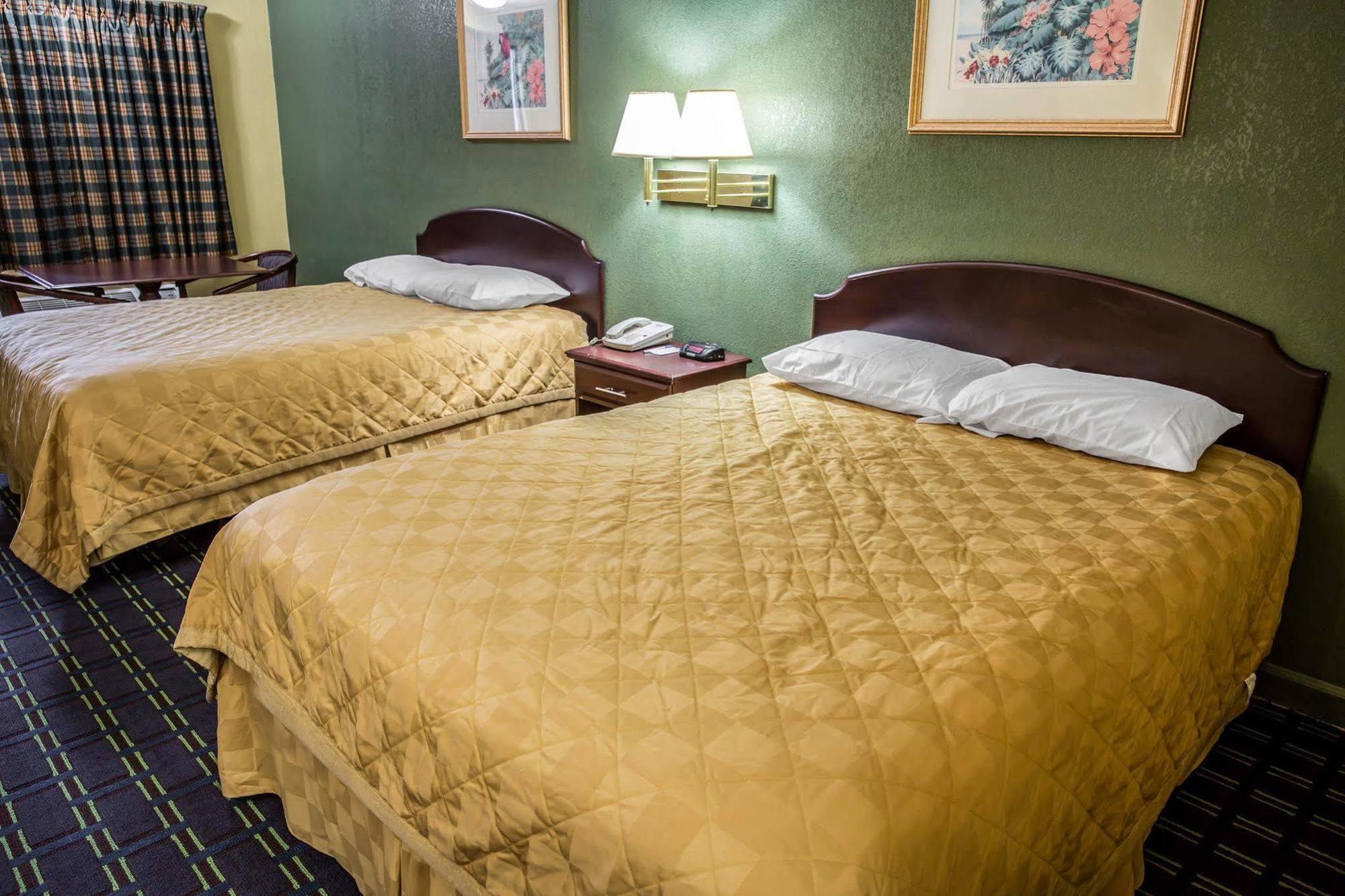 Rodeway Inn & Suites Plymouth Hwy 64 Exteriör bild